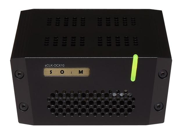 画像: ▲SNH-10Gはクロック入力端子付きのネットワークハブ。今回はSOtMブランドのクロックsCLK-OCX10を使い10MHzクロック信号を送り込んだ。sCLK-OCX10は電源レス仕様のクロックジェネレーターだ(¥500,000+税。詳細は取扱い元の(株)ブライトーンにお問合せください)