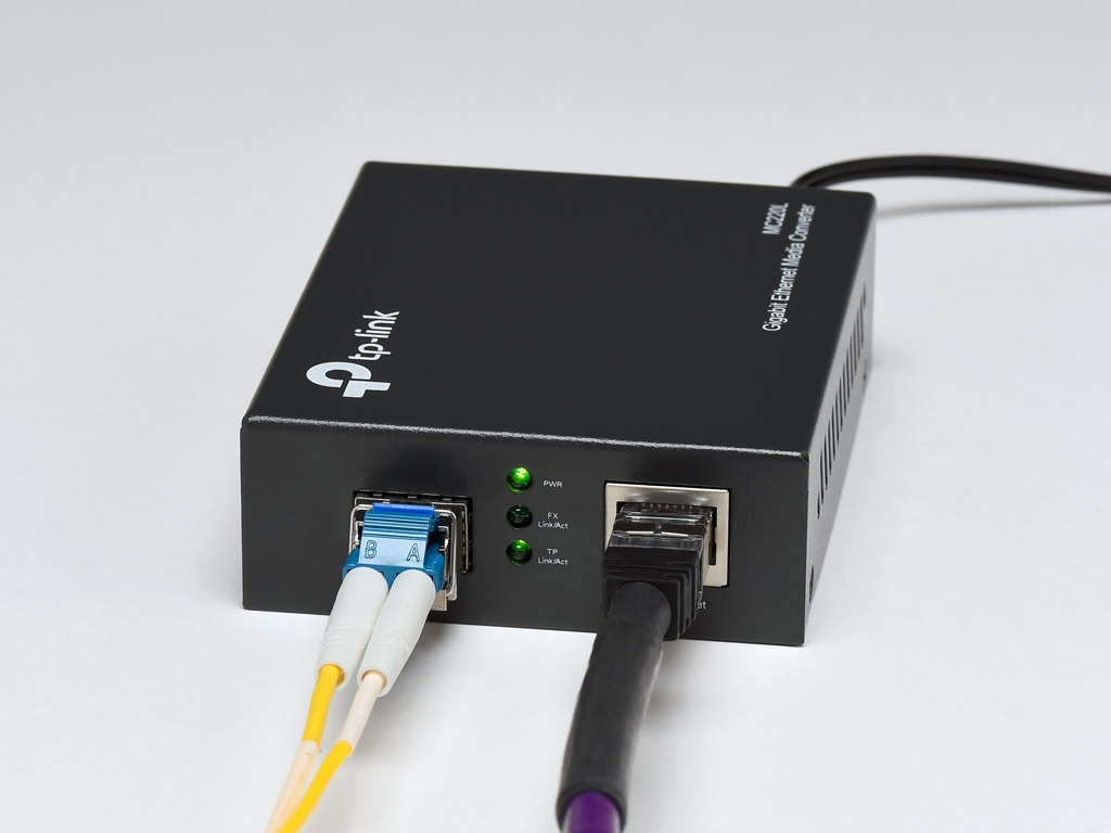 画像: ▲RJ45端子のLAN接続をSFP端子を使った光LAN接続に変換する光メディアコンバーターというアイテムも市販されている。今回はSNH-10GとS10間の接続で、TP LinkのMC220というコンバーターを用いてサーバーとハブ間も光LAN接続した