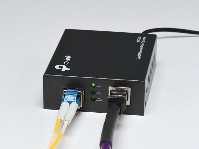 画像: ▲RJ45端子のLAN接続をSFP端子を使った光LAN接続に変換する光メディアコンバーターというアイテムも市販されている。今回はSNH-10GとS10間の接続で、TP LinkのMC220というコンバーターを用いてサーバーとハブ間も光LAN接続した
