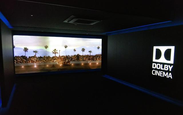 画像: ドルビーシネマの入り口には、上映作品に応じたビジュアルが展示されている