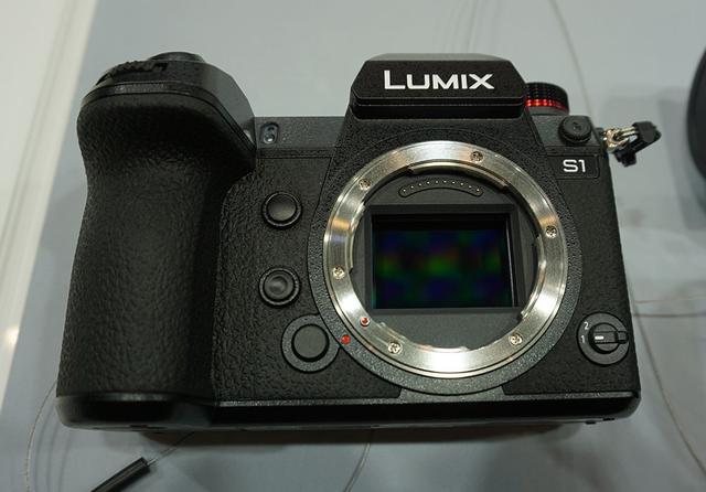 画像: S1のレンズを外したところ。35mmフルサイズのセンサーが見える