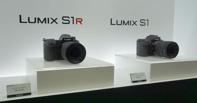 画像: 「DC-S!R」(左)と「DC-S1」(右)のボディサイズは同じ。重さは本体のみでS1Rが898g、S1が899g