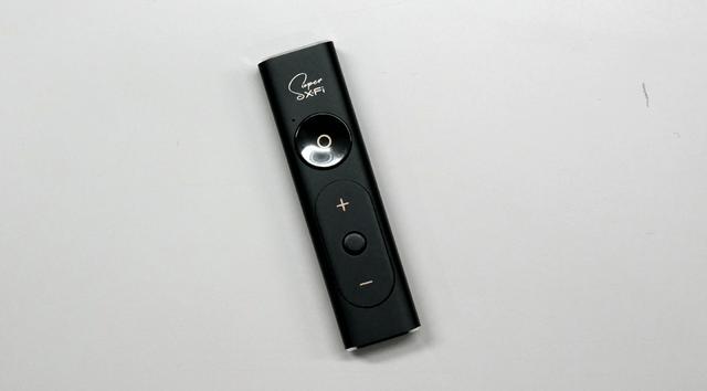 画像: ▲SXFI AMP。Super X-Fiヘッドホンホログラフィ技術を、USBドングルのようなコンパクトな筐体に搭載した