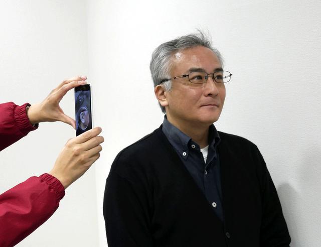 画像: パーソナライズデータ作成のために、使用者の正面、左右の耳をスマホで撮影する