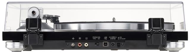 画像: 出力はアナログ音声(RCA)とUSBを装備。フォノイコライザーも搭載しているので、フォノイコ機能を持たないオーディオ機器とも直接接続可能だ