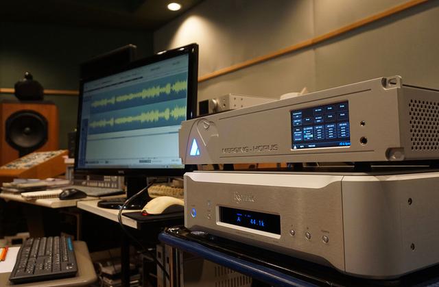 画像: DSD 2.8MHzへのA/D変換には、マージング・テクノロジーズ社のピラミックスとHORUSコンバーターを使用。クロックジェネレーターはエソテリックG-01Xを使っている