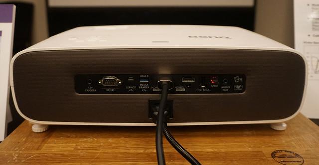 画像: 背面には2系統のHDMI入力を搭載。どちらもHDCP2.2に対応済みでUHDブルーレイ等の再生も問題なし