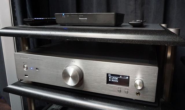 画像: アンプとスピーカーはテクニクスのR1シリーズを使用。今回はアプリの関係もあり、ハイレゾ音声はUSBケーブルでSU-R1に入力している