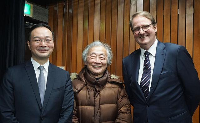 画像: 会場に来ていた麻倉さん(中央)と、ベルリンフィルメディア取締役のローベルト・ツインマーマン氏(右)。おふたりはIFAでの取材等を通して既に顔馴染みだった
