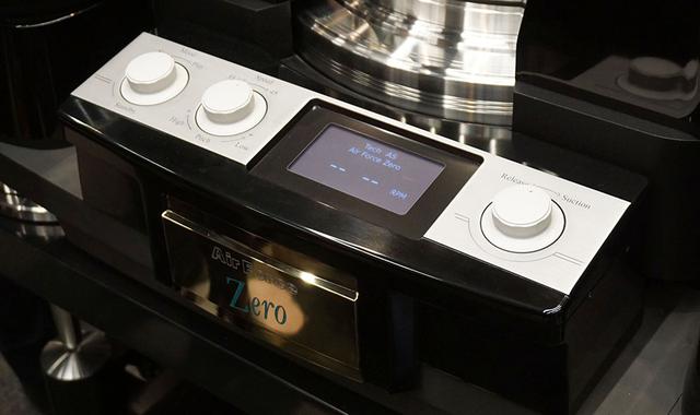画像: 本体前面操作部。3つのダイヤルは左から電源、回転数/ピッチ、モニター部を挟んでディスク吸着用