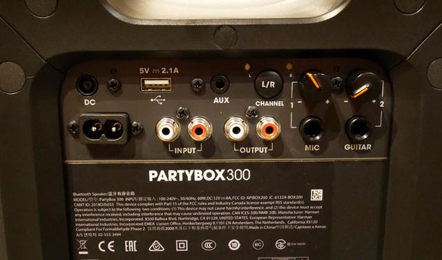 画像: 「JBL PARTYBOX 300」の端子部。USB端子はスマホなどへの給電用。USBメモリーに収録した楽曲(WAV、mp3)のダイレクト再生も可能。ちなみに、BluetoothのコーデックはSBCのみ。中央の「L/R」ボタンは、2台を有線接続した際に、LとRチャンネルの切り替えに使う