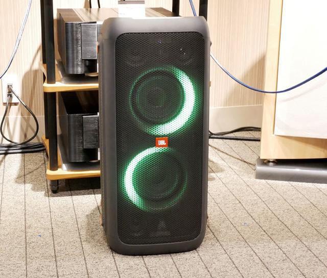 画像: 「JBL PARTYBOX 300」。ウーファーユニットの周囲にはLEDライトが埋め込まれており、メロディに合わせて点灯する