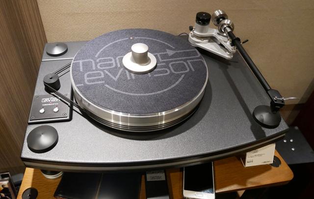 画像: 試聴室にはマークレビンソン製のターンテーブル「No515」もあるので、アナログレコードの再生も可能