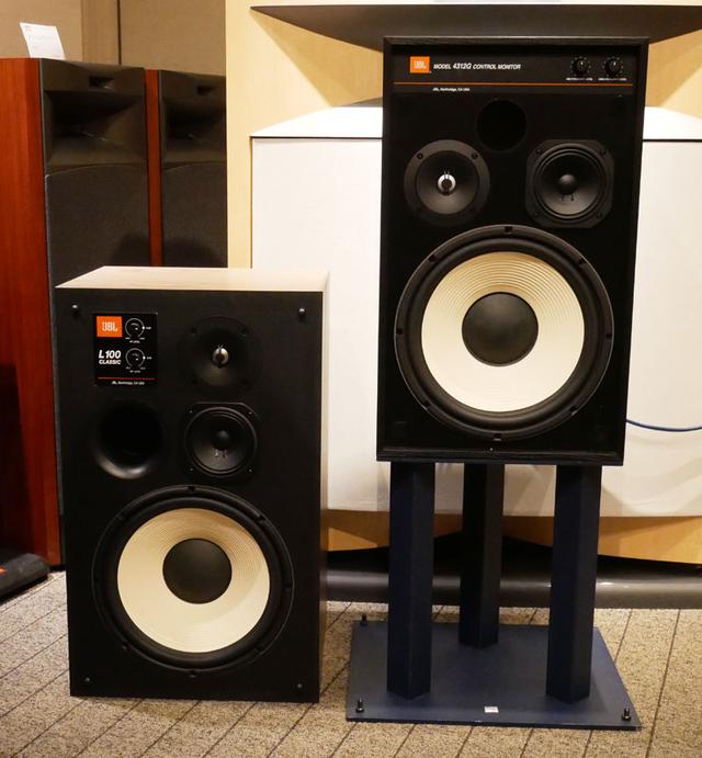 画像: 「JBL 4312G」(右)と「L100 Classic」(左)。ウーファーのユニット系は同じだが、細部の作り込みが異なっている