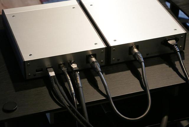 画像: 左から、コードのDAVEとつながれるアコースティックリヴァイブ製USBケーブル・USB-1.0SP、スイッチングハブとつながれるエイム製LANケーブル・NA1、リンKLIMAXDS/3とつなぐエイム製LANケーブル・NA7。電源ケーブルは付属品を用いた