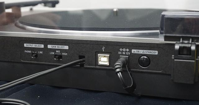 画像: 出力端子部。アナログ音声はケーブル直出しだ