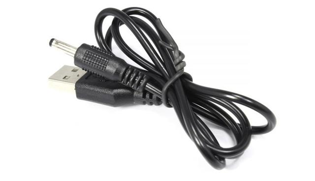 画像: USB給電タイプの電源ケーブルが付属する