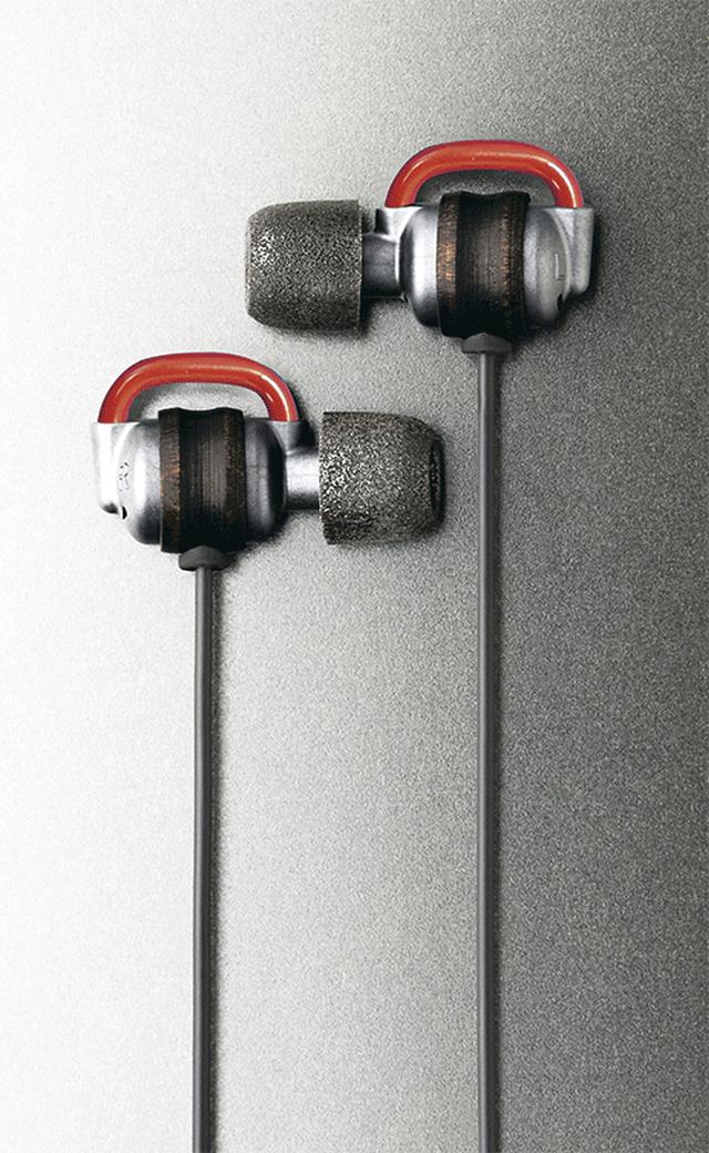 画像: 音茶楽の新イヤホン「Flat4-緋楓III」。位相補正チューブには朱漆を施してある