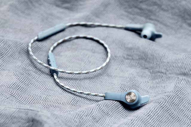 画像: 「Beoplay E6」(スカイ)