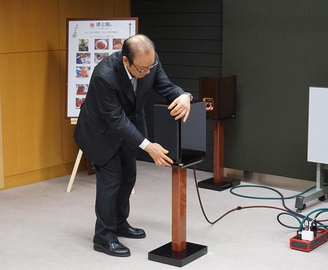 画像: スピーカーグリルのあり/なしで音が変化するかも試している