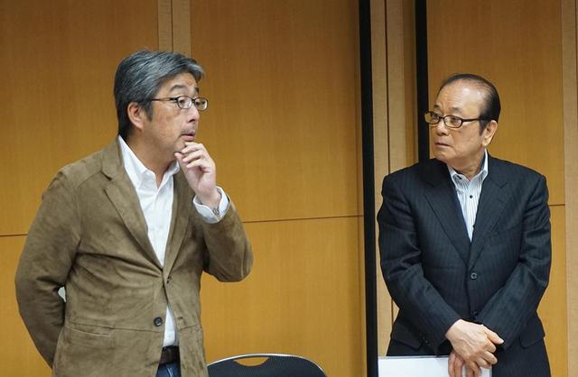 画像: HiVi4月号で漆塗りスピーカーについての取材を担当してくれた山本さんは、その際の印象も交えて製品解説を行なってくれた