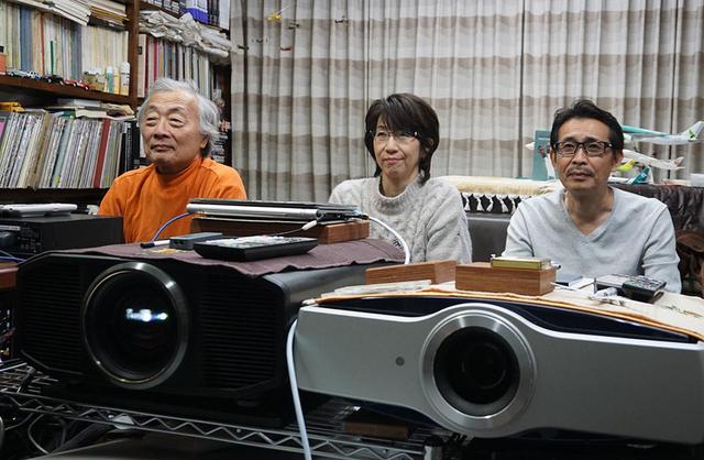 画像: 麻倉さんのシアタールームにて、国内盤UHDブルーレイ『ボヘミアン・ラプソディ』を140インチ+ドルビーアトモス再生した。中央は20世紀フォックスの原田登久子さんで、右は同じく20世紀フォックスの神田一良さん
