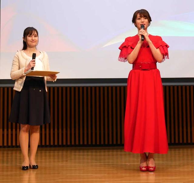 画像: 推進キャラクターの深田恭子。左は司会の結川愛寿加