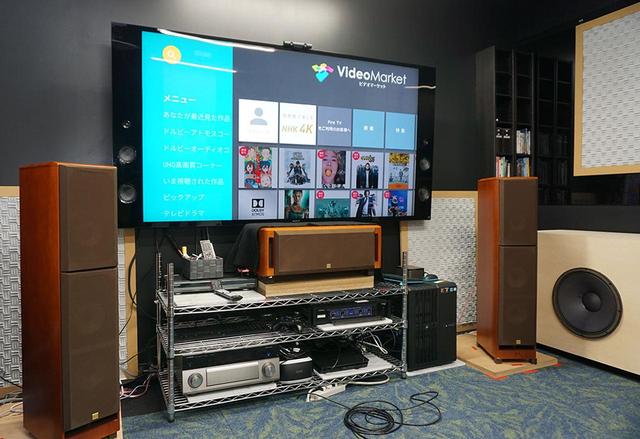 画像: 今回の取材では、ビデオマーケットの再生アプリをインストールしたソニーKJ-75X9400Cを使って、『ボヘミアン・ラプソディ』の配信ソースを再生している(2K→4K変換はKJ-75X9400Cの回路を使用)。音声信号はX9400CとヤマハRX-A3060をHDMIケーブルでつなぎ、ARC(オーディオリターンチャンネル)でドルビーデジタル5.1ch信号を伝送した。