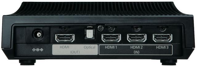 画像: ↑ワイヤレス対応モデルEH-TW8400Wに同梱されるトランスミッター。HDMI入力を3系統備えており、さまざまなソース機器との連携が可能だ。トランスミッターの仕様は前モデルのTW8300Wと同様で、ワイヤレス接続時は18Gbps伝送をサポートしていない