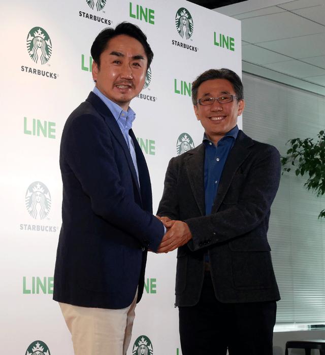画像: 会見後に記念撮影に応じるスターバックス コーヒー ジャパンCEO水口氏(右)とLINE 出澤社長