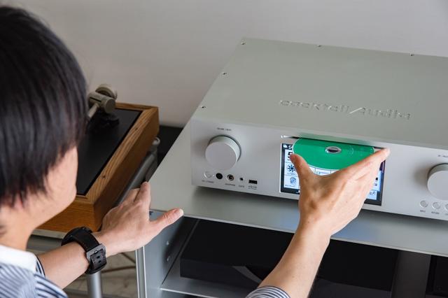画像: 内蔵CDドライブを使って、CDをそのまま再生できるほか、CDをデータとして取り込むこと(リッピング)も簡単。本機はMQAデコード機能も備わっているので、ユニバーサルなどから発売されているMQA-CDをフルデコードして再生できるのは便利だ