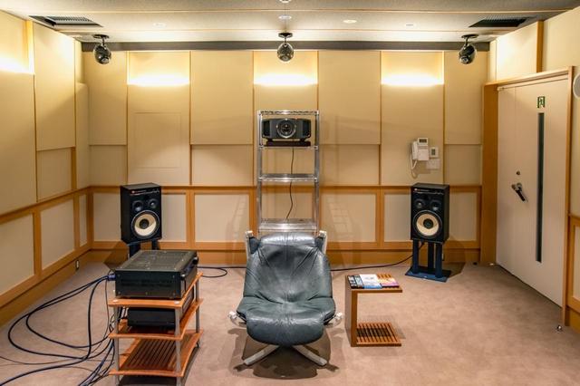 画像: ▲フロント側にL100 Classicを、サラウンド側に4312Gを用いた4.0ch再生もトライ。AV センターは、デノンの最上位機、AVC-X8500Hを使っている(プロジェクターは使用していない)