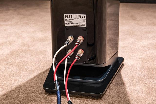 画像: ▲まずVELA FS409を使ったステレオシステムで再生。当初はデ ノンのAVC-X8500Hとシングルワイヤリング接続でつないでいた が、X8500H側のバイアンプ接続機能を活用。バイアンプ接続を試 したところ、これが大当たり。再生品位がグッと高まった。従来の 400LINEはシングル接続専用だったが、VELA400LINEからは全モ デルでバイワイヤリング接続(バイアンプ接続)が可能となった