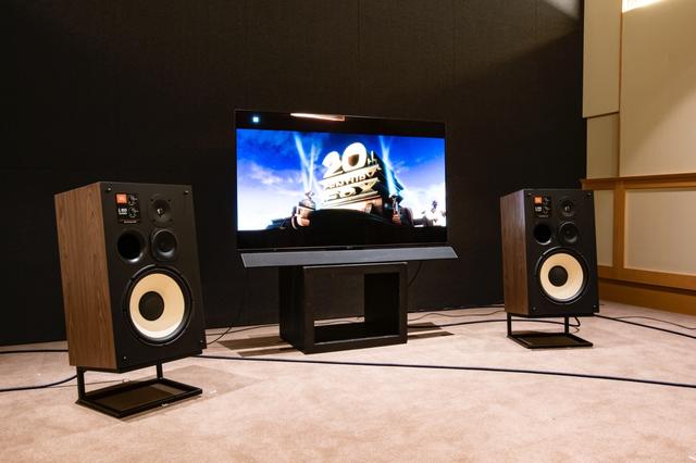 画像: ▲パナソニックの55型有機ELテレビを中心にして、JBL L100 Classicを左右にセット。テレビ画面の影響を抑えるようスピーカーを少し前方に配置させた
