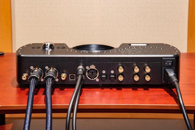 画像: ▲DAVE(写真)はHugo M ScalerからのデュアルBNC入力を受けて、アナログ変換と音量調整を行なったのち、XLRバランス音声出力にてEtudeへ連携している