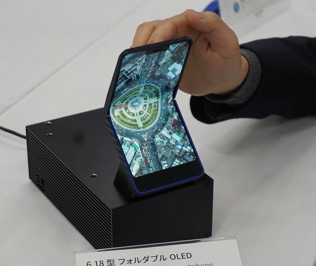 画像: 折り曲げ可能な有機ELパネル。明るさや色再現も、スマホとしても充分使えそうな印象だった