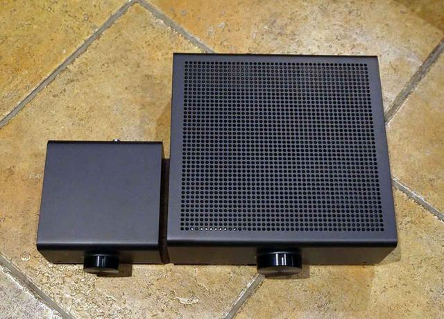 画像: Echo Link(左)とEcho Link Amp(右)のサイズ比較。本体の高さもEcho Linkが15mmほど低い