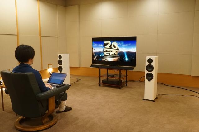 画像: ▲ワイヤレススピーカーXeoシリーズに電源ケーブル以外のケーブル結線をしないスタイリッシュさを優先して、今回はオプションのXeo HUBを介してUHDブルーレイプレーヤーを無線接続した。プレーヤー側のデジタル設定は「PCM」出力にした状態だ