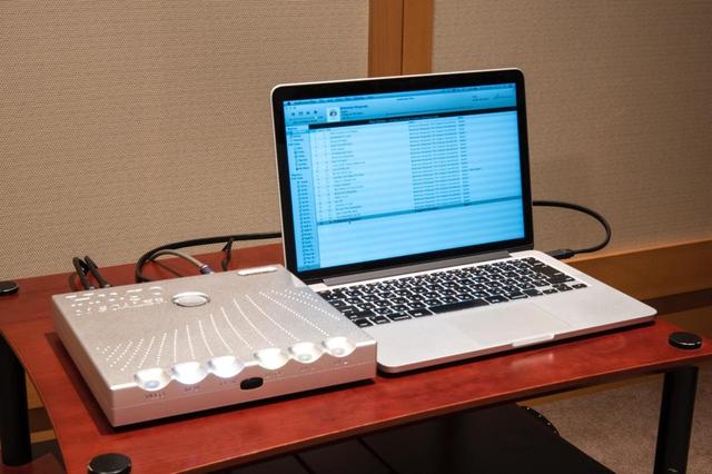 画像: ▲まず、Hugo M Scalerを使ったアップサンプラーの効果をチェック。DAVE直結と、Hugo M Scaler経由での音質の違いをハイレゾファイル『オペラ座の夜』(96kHz/24ビット/FLAC)収録の「ボヘミアン・ラプソディ」で聴き比べた