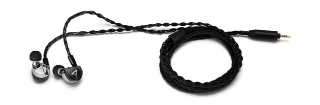 画像: 付属ケーブルのプラグは2.5mm4極バランス。3.5mmステレオミニへの変換ケーブルも同梱する