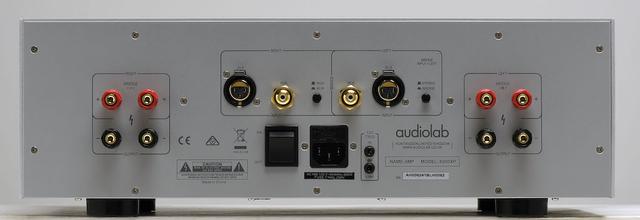 画像: 8300XP/ステレオ仕様の8300XPの背面。入力はバランスとアンバランス両方に対応するが、同社としてはバランスでの入力をおすすめしている。スピーカーターミナルをふたつ用意するため、バイワイヤリング接続も可能