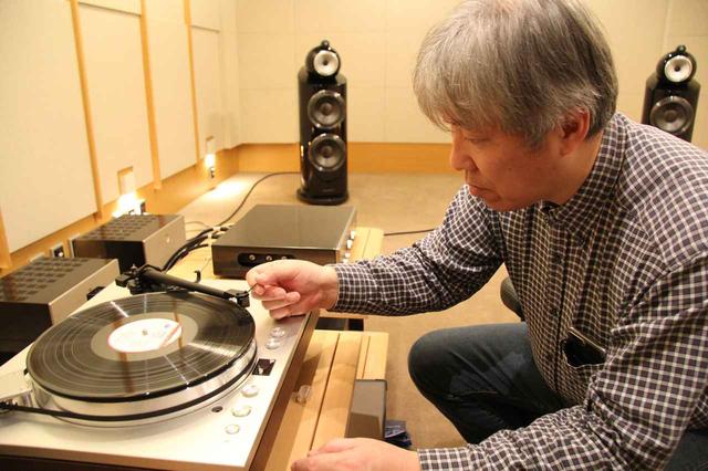 画像: 「最新トーンアームの音質を検証する」企画で取材中の三浦孝仁氏。リファレンス・プレーヤーはラックスマンPD171A。オプションのアームベースを活用し、標準搭載アームに加え、最新の7本のアームを付け替えて聴き比べました。写真のアームはダイナミックバランス型のSME SERIES V。リファレンス・カートリッジはフェーズメーションPP2000です。
