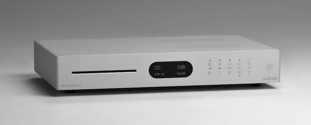 画像: ↑取材では同シリーズの8300CD(写真、¥200,000+税)との組合せも試した。ボリュウム機能を搭載するモデルで、CD再生のほかUSB DAC機能でDSD 11.2MHzとPCM 384kHz/32ビット再生に対応する。そのほか同シリーズでは、プリメインアンプの8300A(¥200,000+税)もラインナップされている