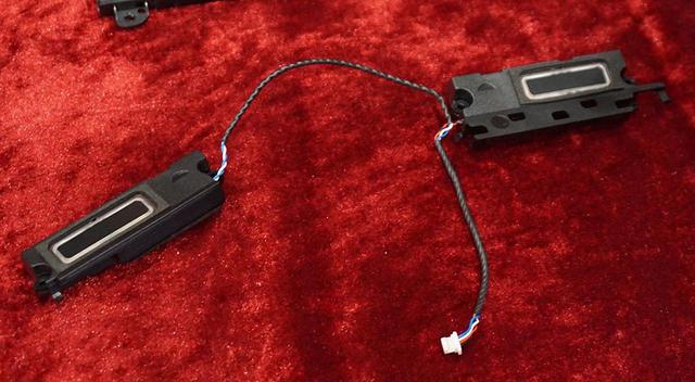 画像: T9/T7に搭載された平面振動ばスピーカー。写真のユニットが本体両サイドに内蔵されている