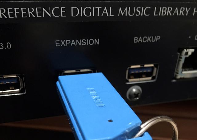 画像: 今回の試聴では、USBメモリーに保存した楽曲ファイルをN10およびN1ZH/2のリアパネルの拡張用USB端子から取み込み、再生した(写真はN1ZH/2の端子部)