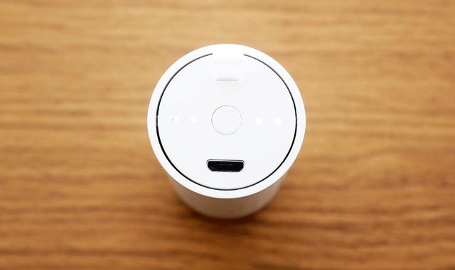 画像: 収納ケースへの充電はマイクロUSB端子で行なう。ボタンを押すと、残量も表示される