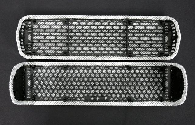 画像: XB32(上)と31(下)のグリル。XB32では開口率が上がっているのが分かる