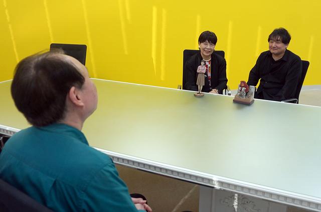 画像: インタビューは円谷プロダクションの社内会議室で行なった。予定時間ぎりぎりまで、楽しい話を伺いました