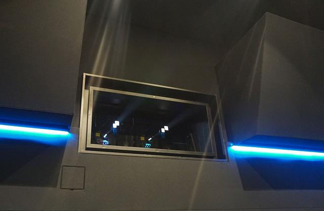 画像: ドルビービジョン用のレーザー光源プロジェクターを2基備えている