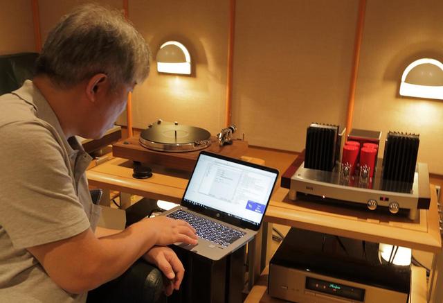 画像: ハイレゾ音源も使って試聴する三浦氏。